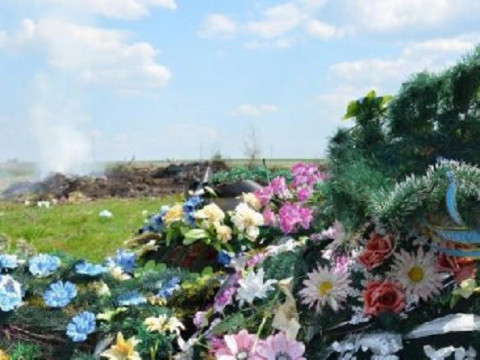 У Фастові заборонили приносити штучні квіти на кладовища