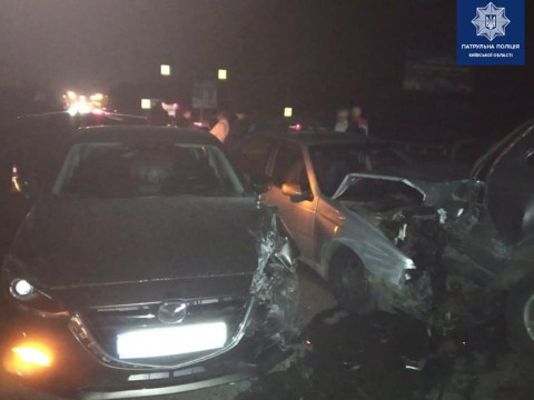У Києво-Святошинському районі шість автівок спричинили масштабну ДТП (ФОТО)