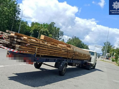 Під Києвом молодик перевозив "сумнівну" деревину (ФОТО)