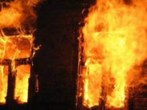 В Узині 12 вогнеборців гасили пожежу в будинку