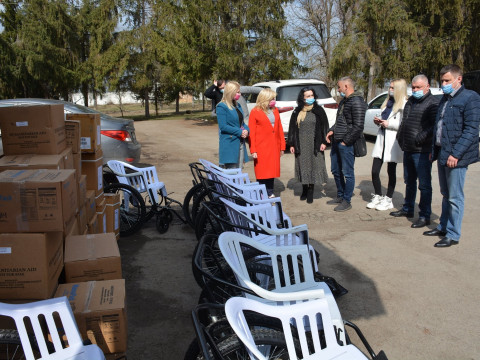 Миронівській лікарні передали інвалідні візки, ліки та продукти (ФОТО)