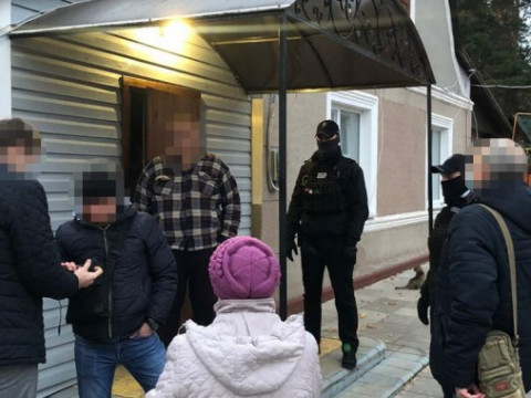 У підозрюваних в організації незаконної вирубки лісу на Київщині провели обшуки (ВІДЕО)
