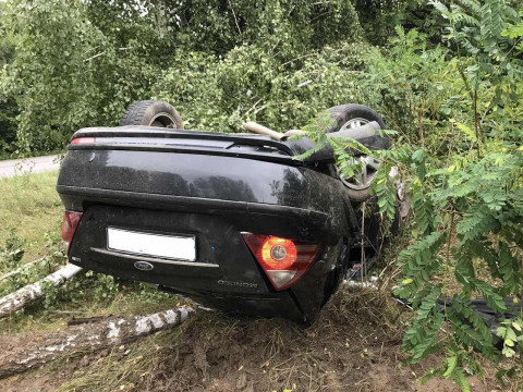 У Броварському районі водій не впорався з керуванням та врізався у дерево (ФОТО)