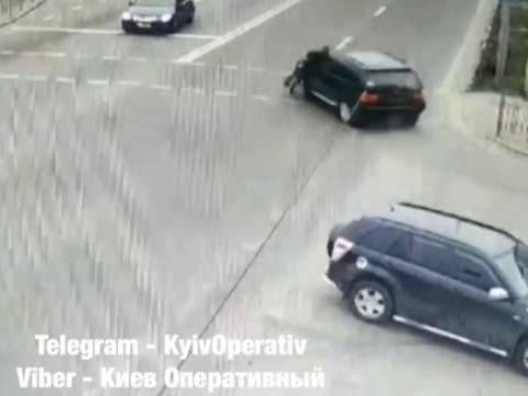 У Вишневому автомобіль збив чоловіка та декілька метрів провіз його на капоті
