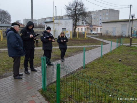 У Борисполі невідомі вкрали 14 метрів паркану 