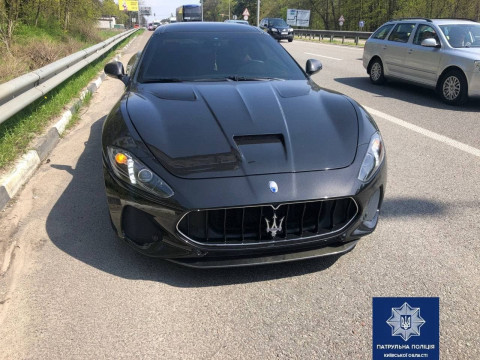 На Київщині Maserati роз’їжджало без номерів