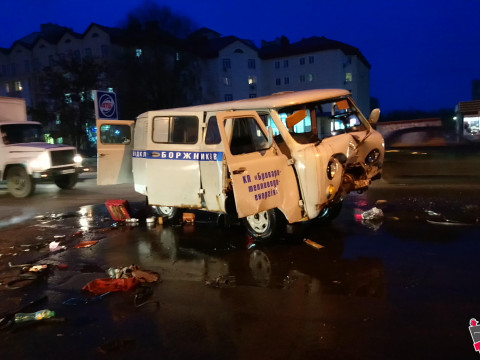 У Броварах автомобіль протаранив мікроавтобус КП "Броваритепловодоенергія" (ФОТО, ВІДЕО)