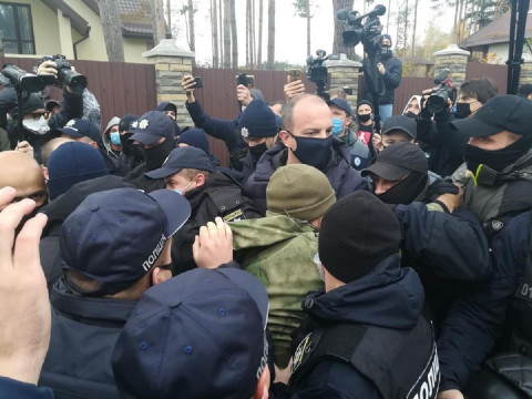 У Василькові встановили шибеницю біля будинку голови Конституційного Суду (ФОТО)