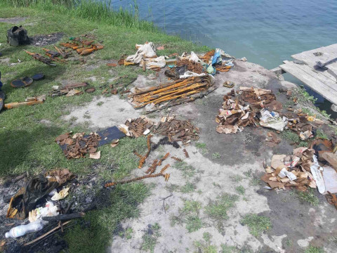На Бучанщині у місцевому озері знайшли велику кількість боєприпасів з Другої світової