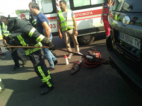 Під Києвом позашляховик врізався у вантажівку: у салоні затисло водія з малолітньою дитиною (ФОТО)