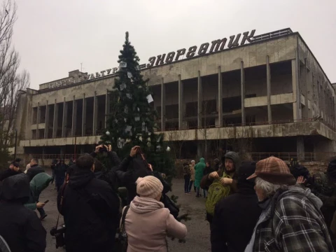 У Прип'яті вперше за 33 роки встановили новорічну ялинку (ФОТО)