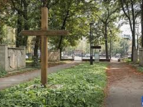 У Борисполі облаштували сквер на кладовищі (ФОТО)