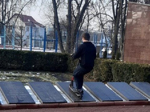 У Борисполі підлітки на самокатах каталися по пам’ятних плитах