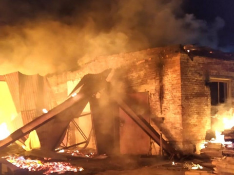 Пожежу на підприємстві в Кагарлику гасили 25 рятувальників