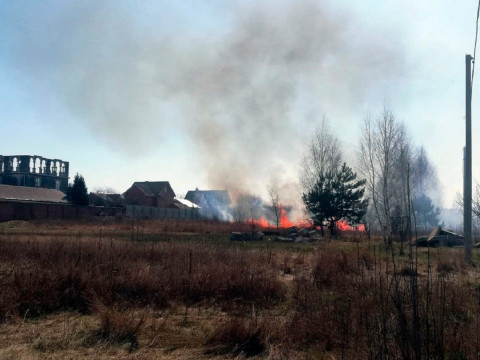 Через підпал трави в Білогородській громаді ледь не стався вибух (ФОТО)