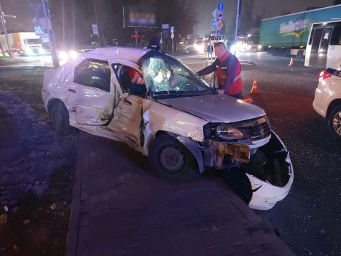Фатальна ДТП у Вишневому: водій легковика загинув у кареті "швидкої" (ФОТО)
