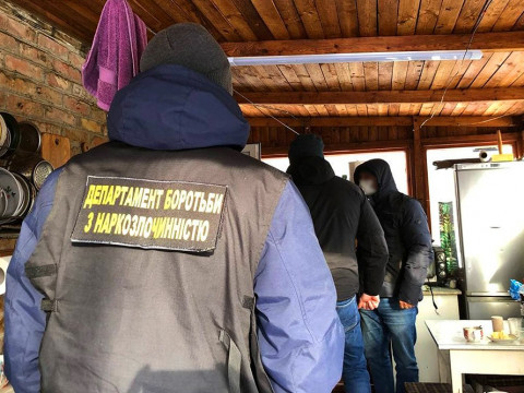 На Київщині злочинна група організувала масштабну нарколабораторію