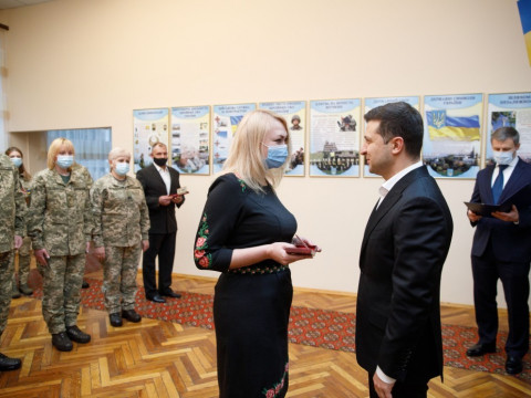 З нагоди Міжнародного дня волонтерів Зеленський відвідав військовий госпіталь в Ірпені (ФОТО)