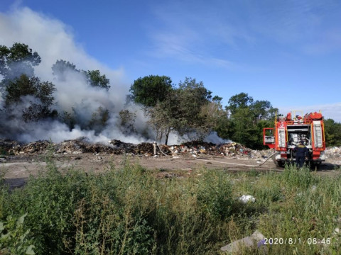 В Узині рятувальники шість годин гасили пожежу на сміттєзвалищі