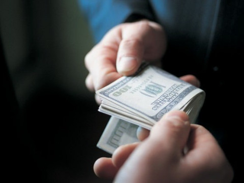Бучанського поліцейського спіймали на хабарі в 4000 тис доларів