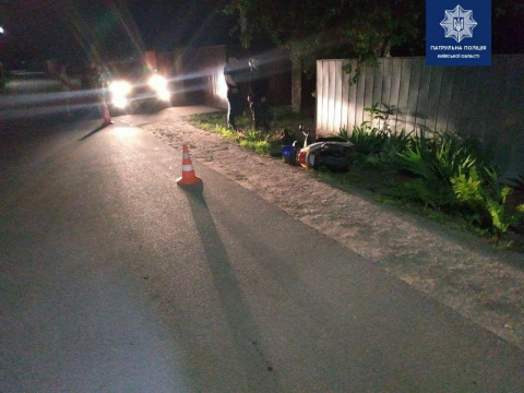 У Борисполі п’яний хлопець впав зі скутера та розбив його (ФОТО)