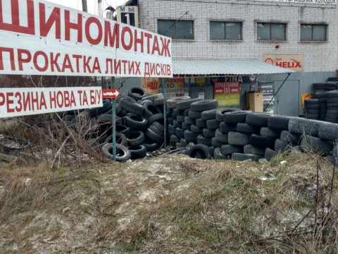 У Глевасі засмітили покришками земельні ділянки на кругленьку суму (ФОТО)