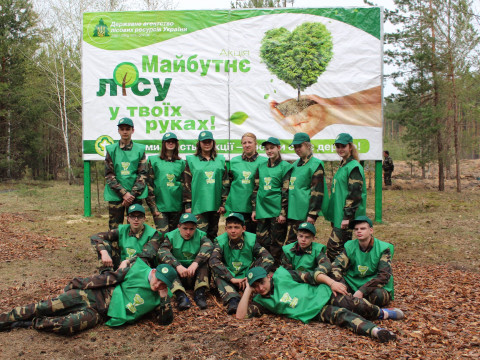 У Київській області діти допомагали відновлювати ліса (ФОТО)