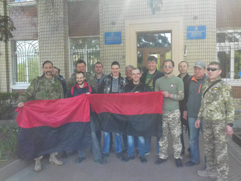 Активісти в Обухові змусили депутатів підняти червоно-чорний стяг біля міськради (ФОТО)
