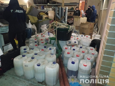 На Броварщині чоловіки в орендованому будинку "варили" амфетамін (ФОТО)