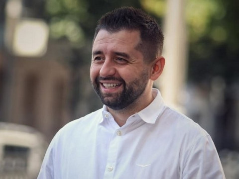 Нардеп від фракції "Слуга народу" придбав розкішний будинок за ціною однокімнатної квартири в Києві (ВІДЕО, ФОТО)