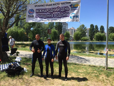 У Броварах активісти очистили озеро в парку "Перемога" (ФОТО)