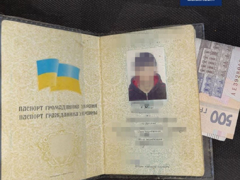 На Київщині водій без прав наполегливо пропонував патрульним хабар