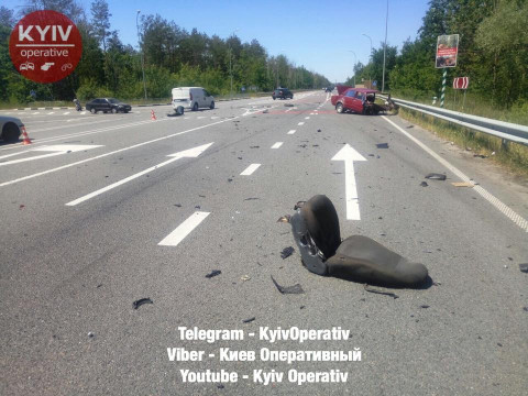 У Бородянському районі сталася жахлива ДТП: водія у критичному стані доправили до лікарні (ФОТО)