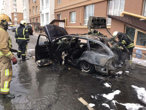Під Києвом 12 рятувальників гасили палаючий автомобіль