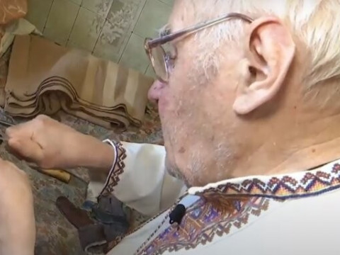 На Фастівщині 84-річний майстер вирізає з дерева унікальні годівниці (ВІДЕО)