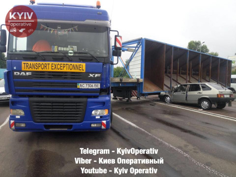 Під Києвом вантажівка спровокувала жахливу ДТП: двоє людей серйозно травмовані (ФОТО)