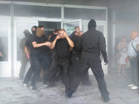 Під Києвом "тітушки" захопили приміщення заводу (ФОТО)