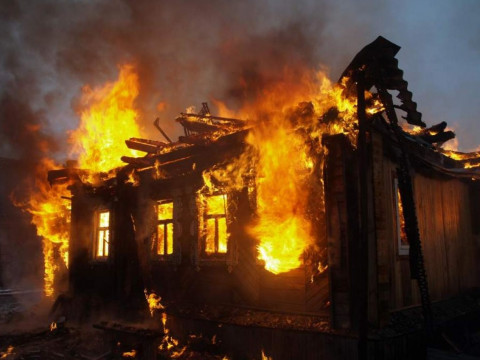 Під Києвом мешканці будинку намагалися власноруч загасити пожежу (ВІДЕО)