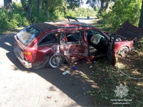Поблизу Мирівки п'яний водій влетів у дерево: є загиблий