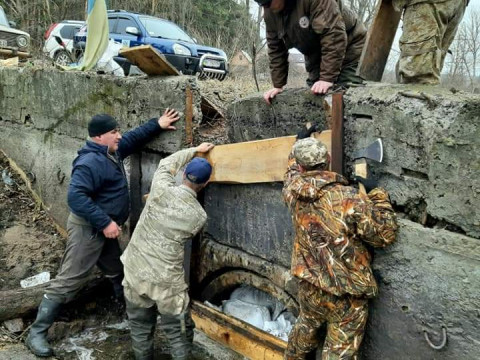 Рибалки з Ірпеня власними силами очистили озеро (ВІДЕО)