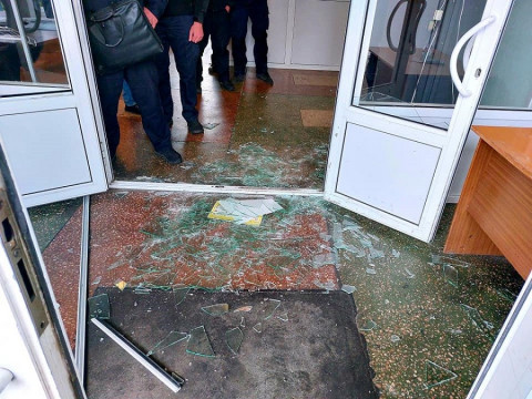 У Броварах 30 осіб ввірвалися до приміщення міської ради (ФОТО)