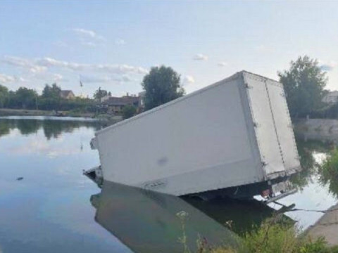 У Софіївській Борщагівці водій втопив в озері вантажівку