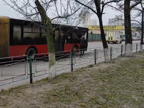 У Вишгороді водії оригінальним чином миють автобуси (ВІДЕО)