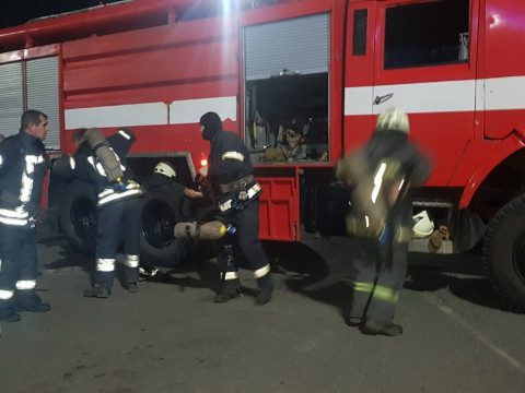 На Київщині вночі спалахнув завод електроніки (ФОТО)