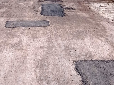 Ремонт по-ірпінськи: робітники провели ямкове асфальтування ґрунтової дороги