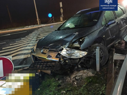 На Яготинщині водійка легковика на швидкості знесла рекламний щит АЗС (ФОТО)