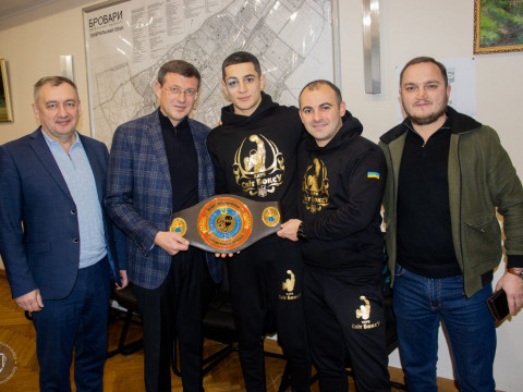 Боксер, який бився у дивізіоні Василя Ломаченка, отримав нагороду від мера Броварів