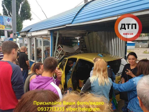 У Петропавлівській Борщагівці автомобіль в’їхав у кіоск на зупинці (ФОТО) 