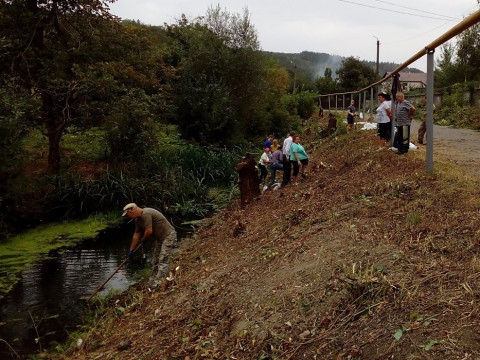 У Ржищеві активісти організували прибирання узбережжя річки (ФОТО)