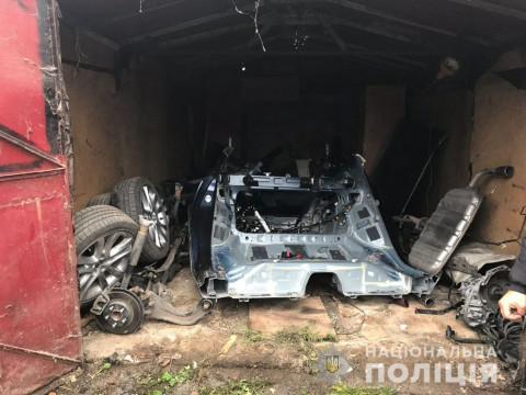 Правоохоронці Київщини виявили власника гаражів, який тримав у них крадені автомобілі (ВІДЕО)